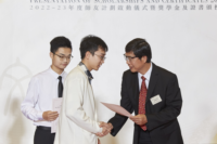 Tony (middle) received a scholarship certificate from Senior College Tutor and College Fellow Prof Thomas AU (right)in Year 2022–2023.